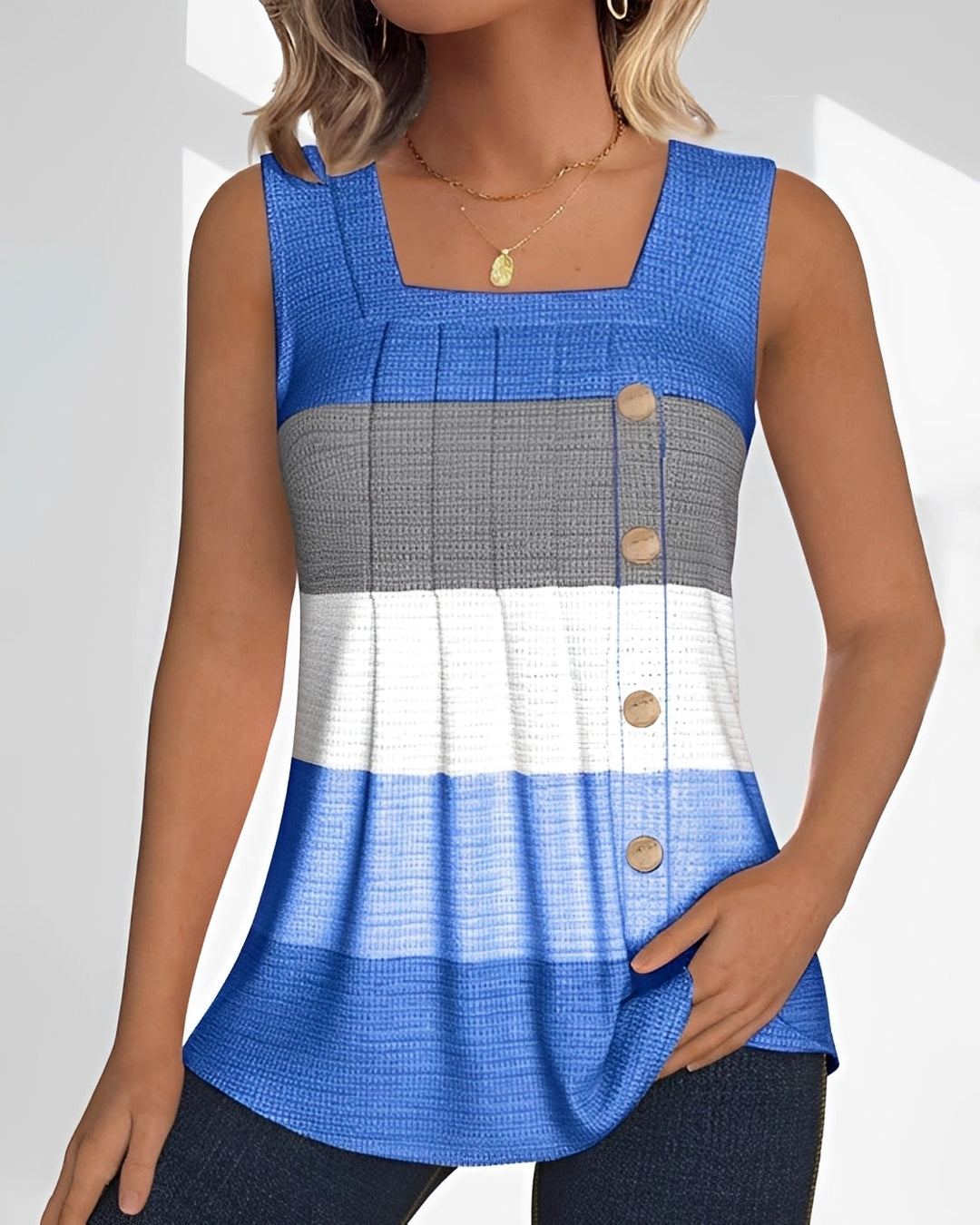 Mulher usando regata feminina solta listrada com pregas. Look de verão casual, confortável e estiloso.