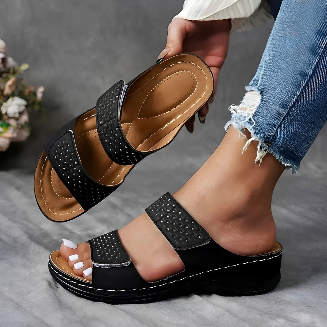 Confortáveis sandálias femininas vazadas, perfeitas para o verão e dias quentes. Estilo leve e casual.