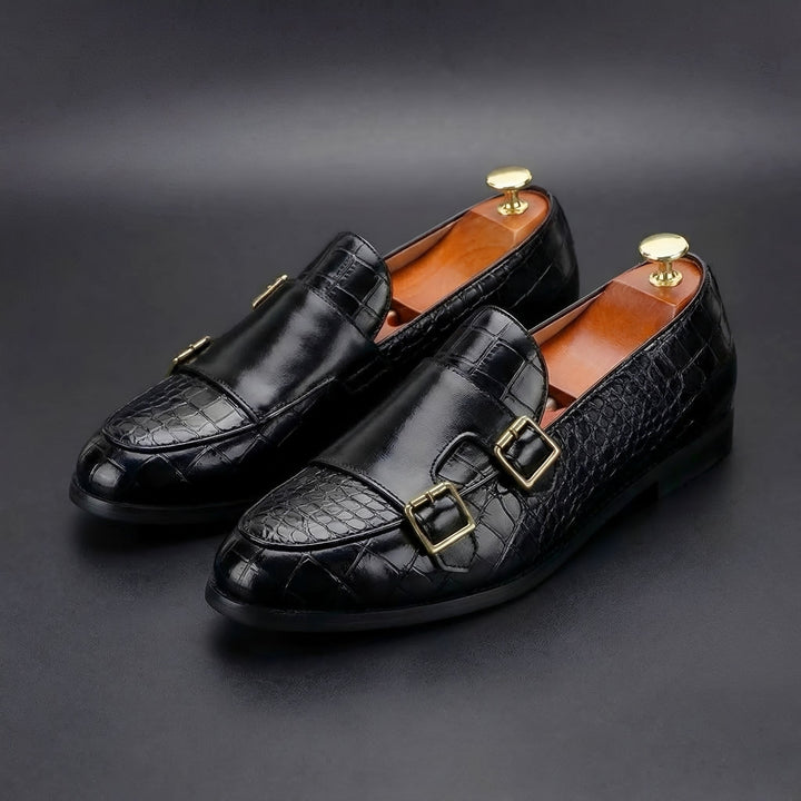 Mocassim masculino formal de encaixe, design moderno e elegante, perfeito para um look refinado e sofisticado.