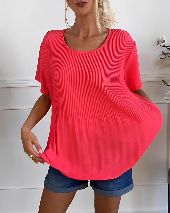 Blusa plissada feminina casual e elegante Faye, tops de verão manga curta. Cores: branco, preto, azul escuro.