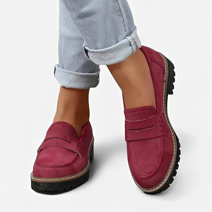 Mocassim feminino Gwen, calçado versátil e confortável, essencial para o estilo casual chic da primavera e verão.