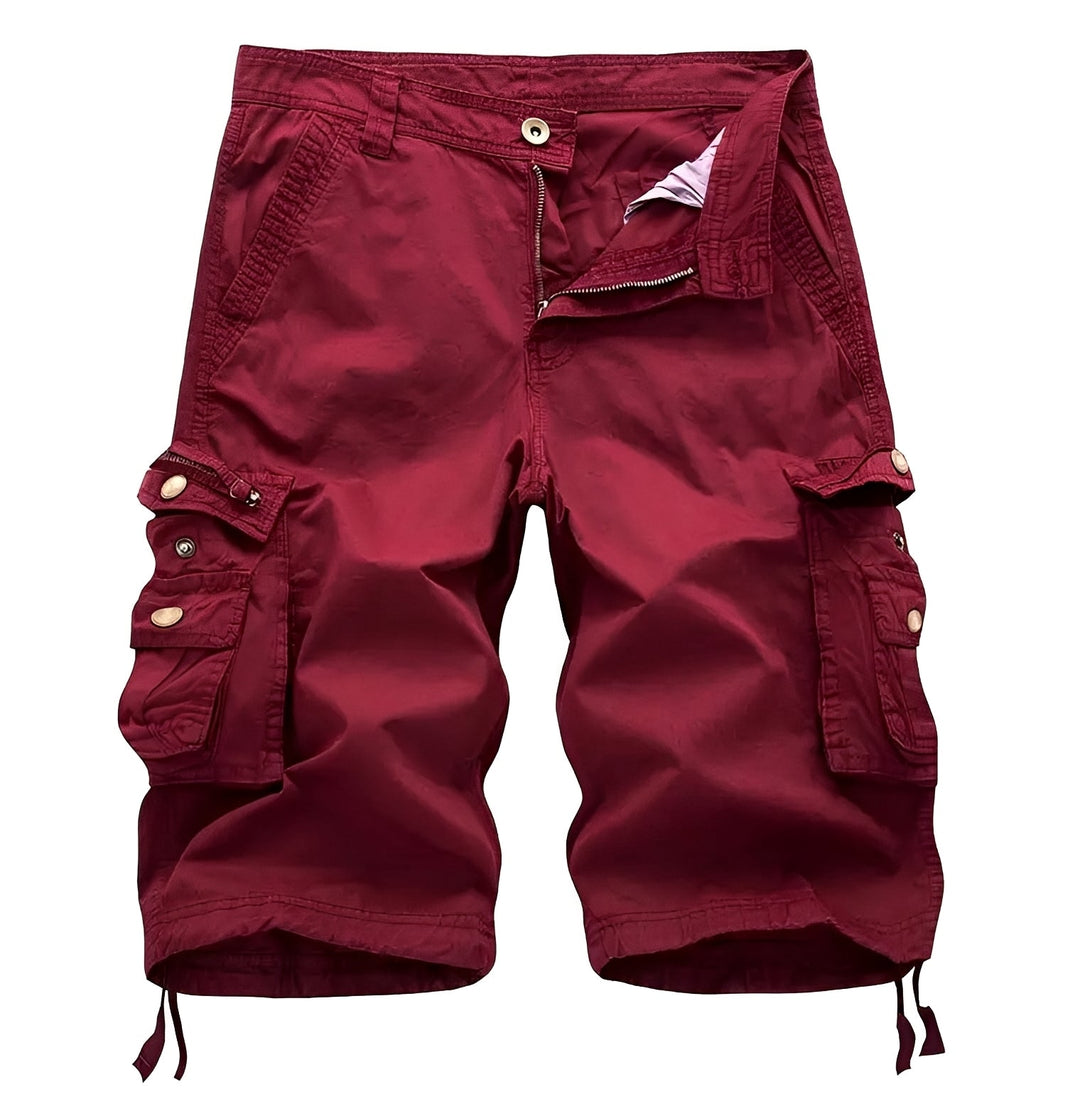 Homem veste shorts cargo masculinos. Estilo casual com conforto, perfeito para a moda de verão.