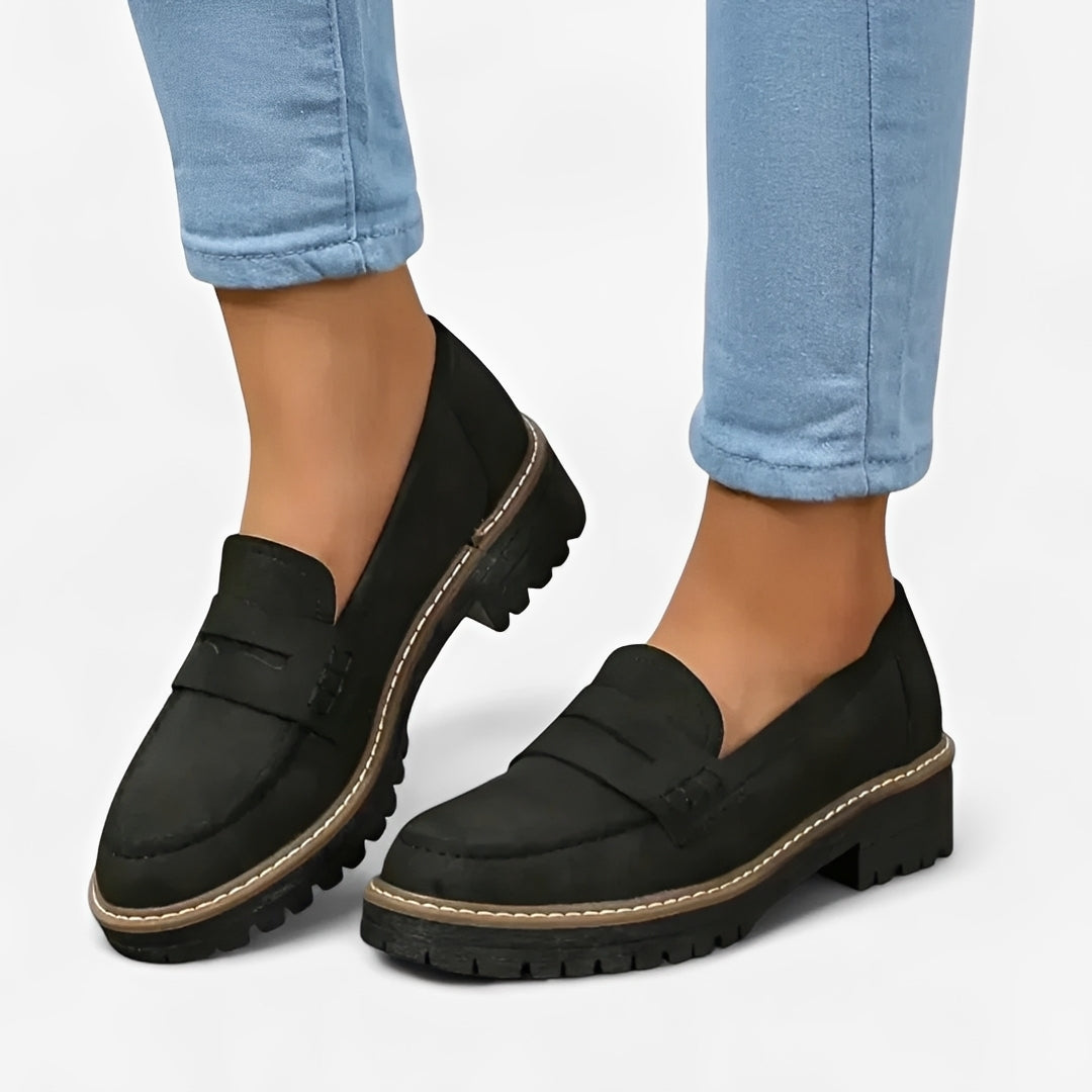 Sapatos mocassins femininos Gwen com detalhe de costura, oferecendo conforto duradouro e estilo moderno para todas as idades.