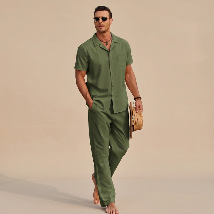 Conjunto relaxado masculino, com camisa e calça casual, perfeito para um verão estiloso e confortável.