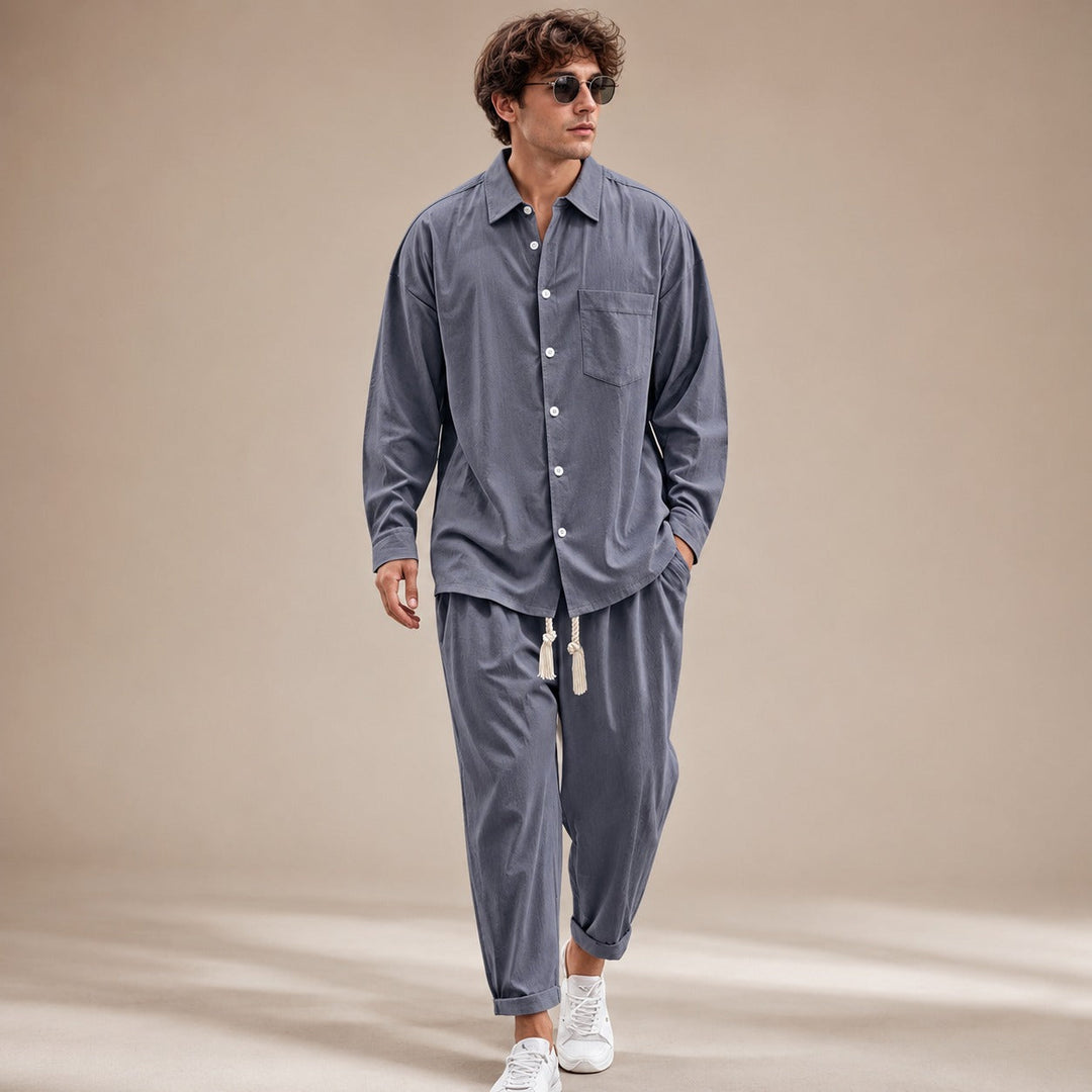 Roupa casual masculina: conjunto de verão com camisa manga longa e calça. Estilo descontraído e moda para homens.