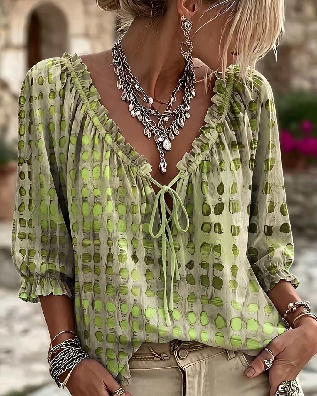 Blusa feminina de bolinhas com manga longa, ideal para o outono. Peça casual e elegante com conforto.