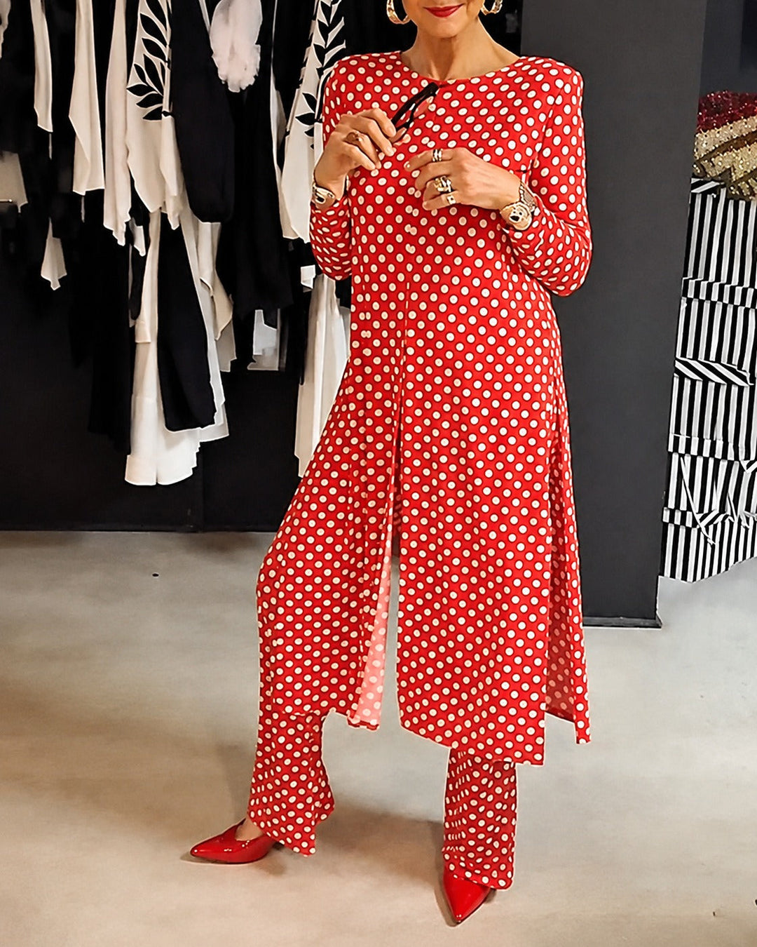 Conjunto feminino confortável com bolinhas e fenda, ideal para o verão. Estilo casual e elegante.