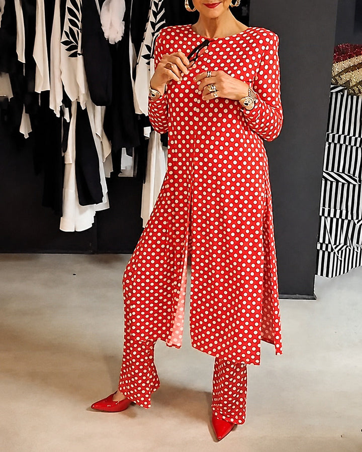 Conjunto feminino confortável com bolinhas e fenda, ideal para o verão. Estilo casual e elegante.
