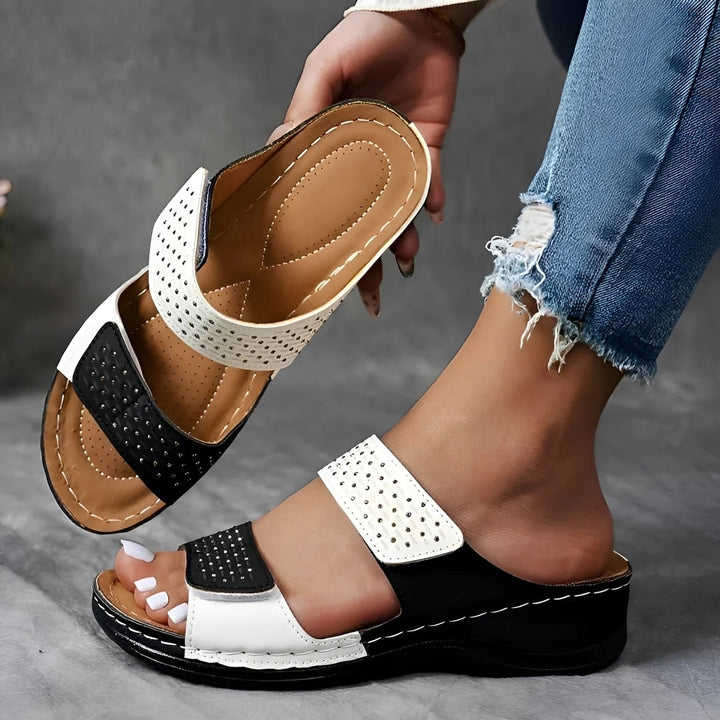 Sandálias femininas vazadas leves e confortáveis. Calçado de verão essencial para estilo e conforto casual.