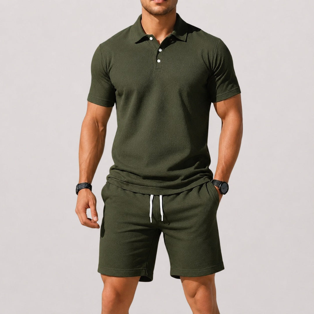 Conjunto masculino de verão com polo e shorts, moda casual para momentos de lazer.