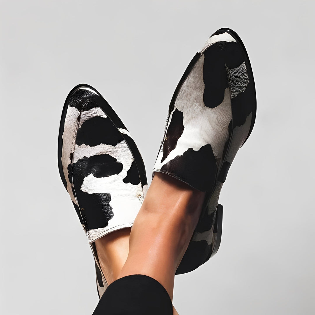Mocassins femininos pretos estilosos com salto baixo, ideais para conforto e elegância casual ou clássica.