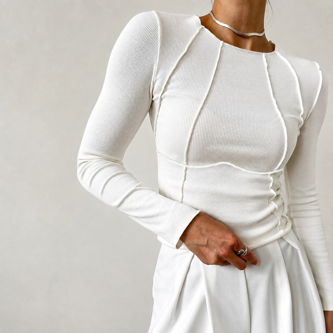 Camisa feminina elegante com debrum. Estilo outono/inverno, ideal para conforto e moda do dia a dia.