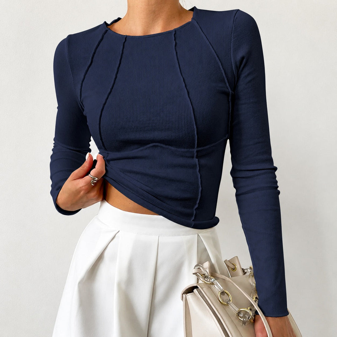 Blusa feminina com debrum. Peça estilosa e elegante, perfeita para um look de dia a dia versátil.