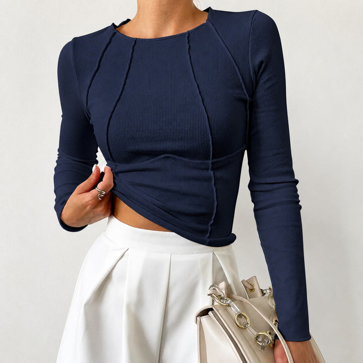 Blusa feminina com debrum. Peça estilosa e elegante, perfeita para um look de dia a dia versátil.