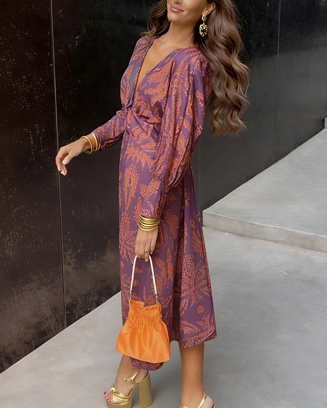 Vestido midi feminino estampado fluido, manga curta, ideal para um look casual e elegante de verão.