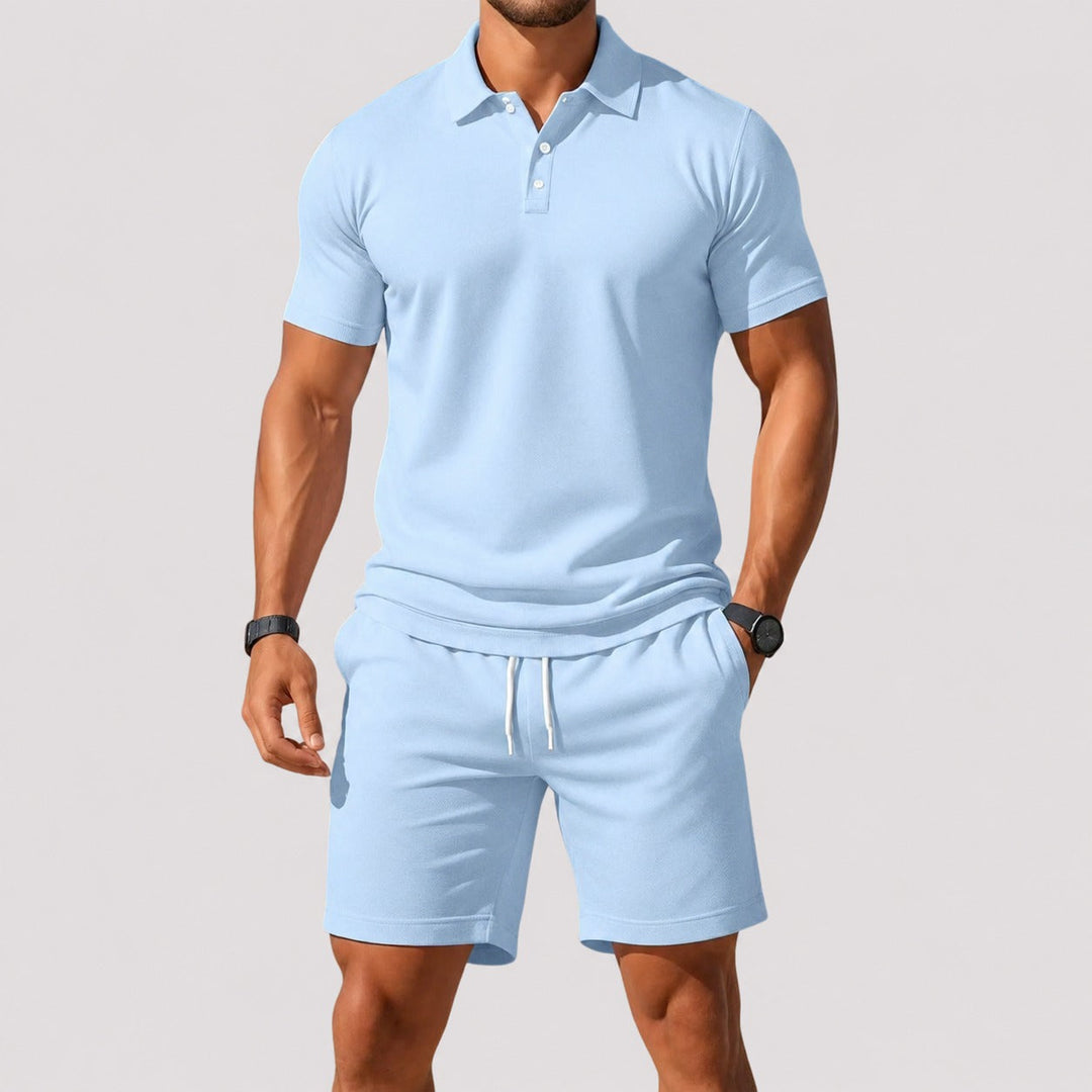 Moda masculina: conjunto polo e shorts para um look de verão descontraído e confortável.