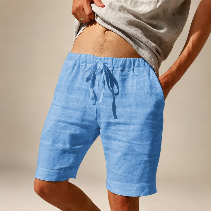 Homem usando shorts casuais masculinos relaxados no verão, perfeito para o dia a dia e lazer.