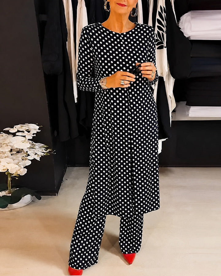 Conjunto coordenado feminino com bolinhas e fenda. Roupa versátil e estilosa para moda casual ou elegante.