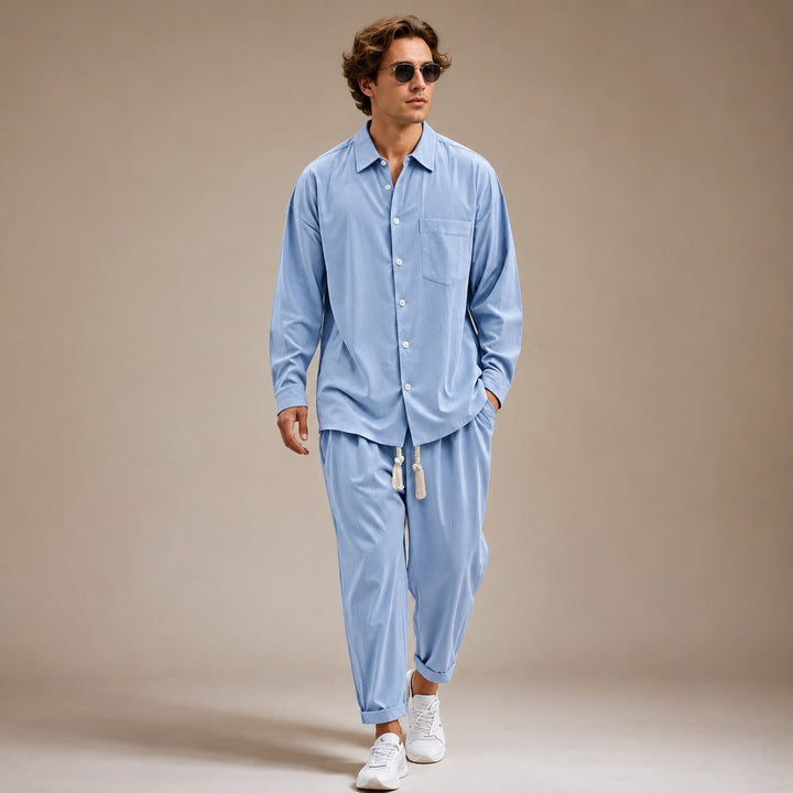Conjunto masculino casual de camisa manga longa e calça, disponível em azul ou cinza. Perfeito para conforto diário.