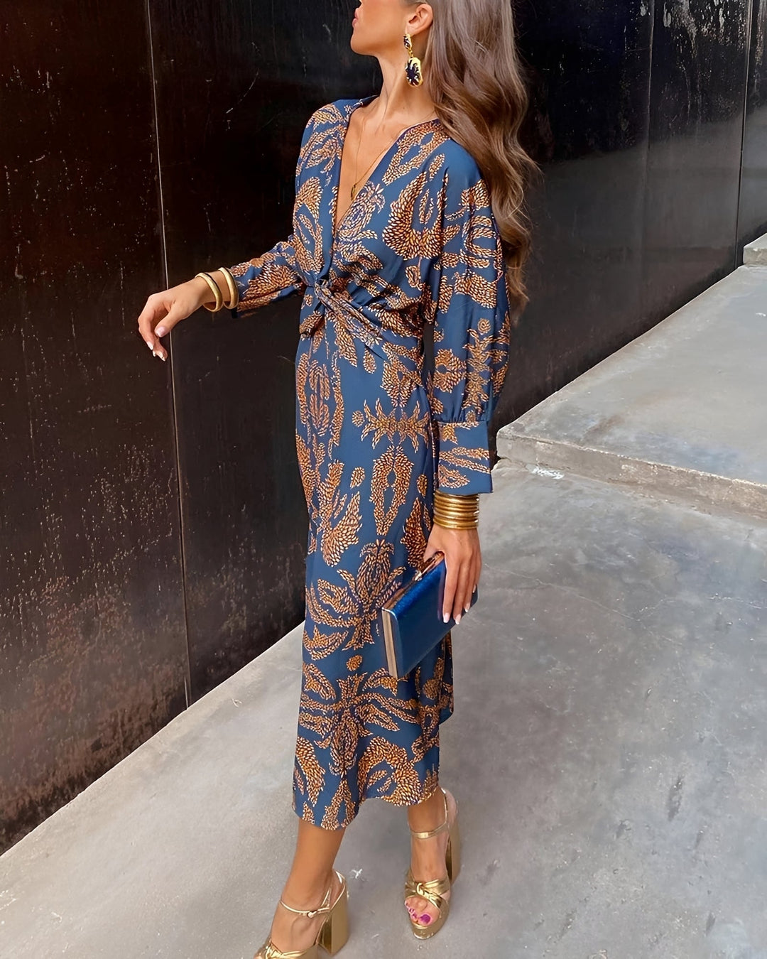 Elegante vestido midi feminino estampado e fluido, com manga curta, para roupa feminina casual de verão.