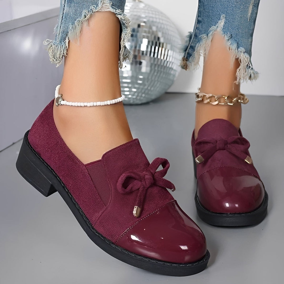 Mocassins chunky femininos modernos com sola tratorada preta, ideais para estilo casual elegante e conforto. Calçado moda.
