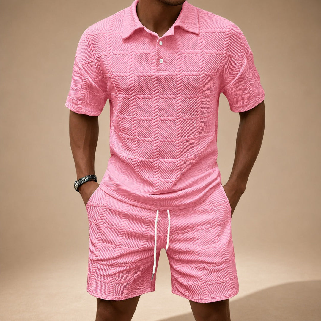 Roupa masculina casual estilosa para verão, conjunto texturizado de shorts e camisa, confortável.