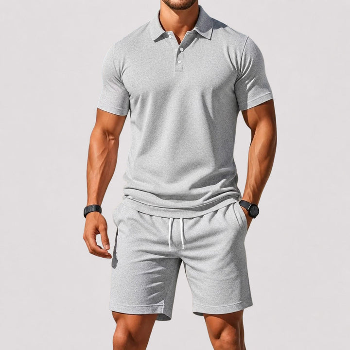 Roupa de verão masculina: conjunto casual de shorts e camisa polo para lazer e conforto.