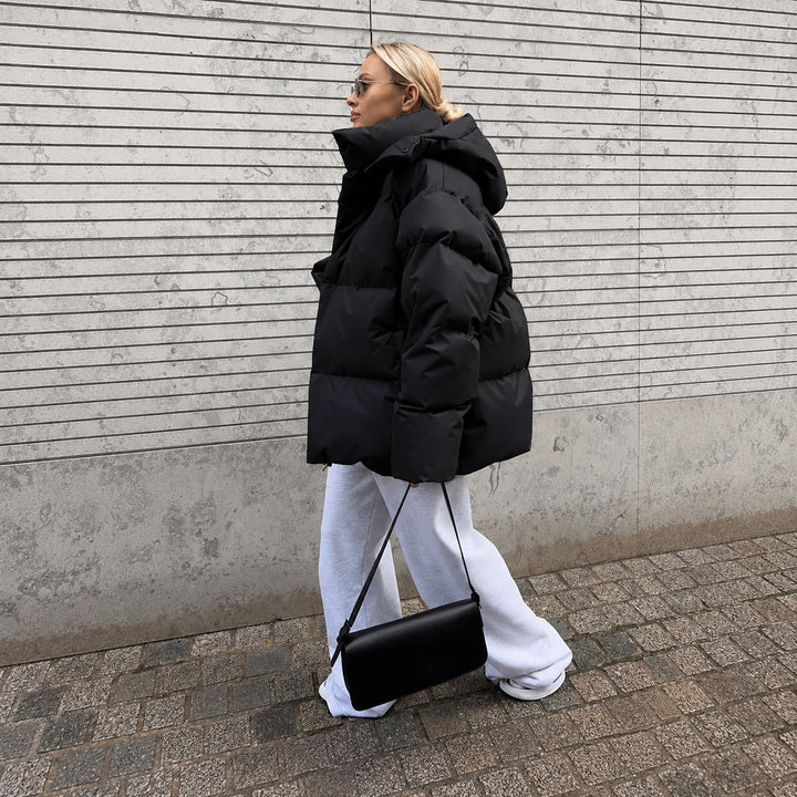 Jaqueta feminina de inverno confortável e quente, com capuz, ideal para o frio.