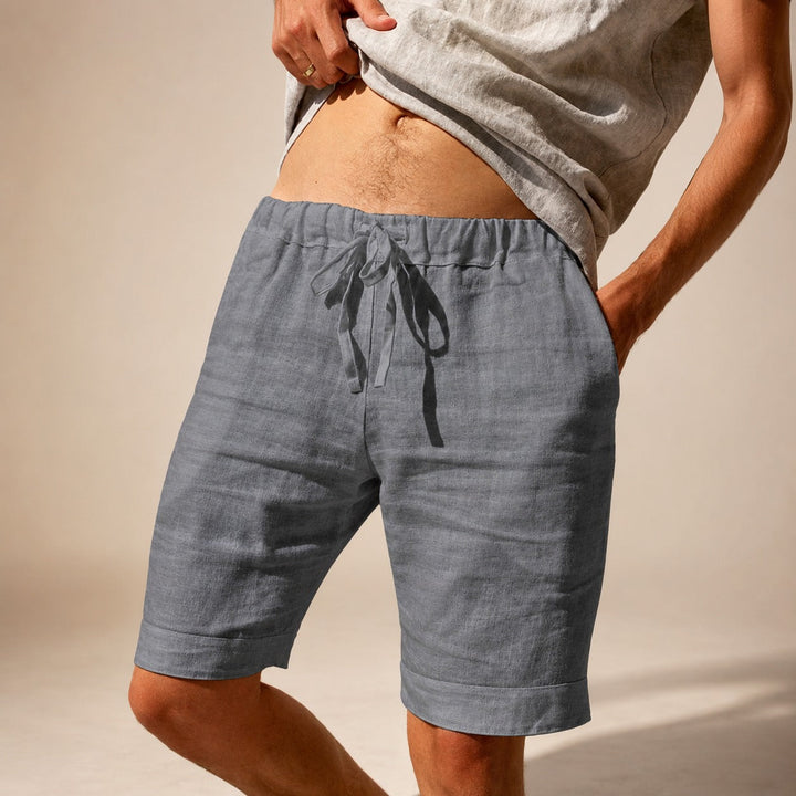 Parte traseira de shorts casuais masculinos relaxados de verão, com bolsos práticos, estilo confortável.