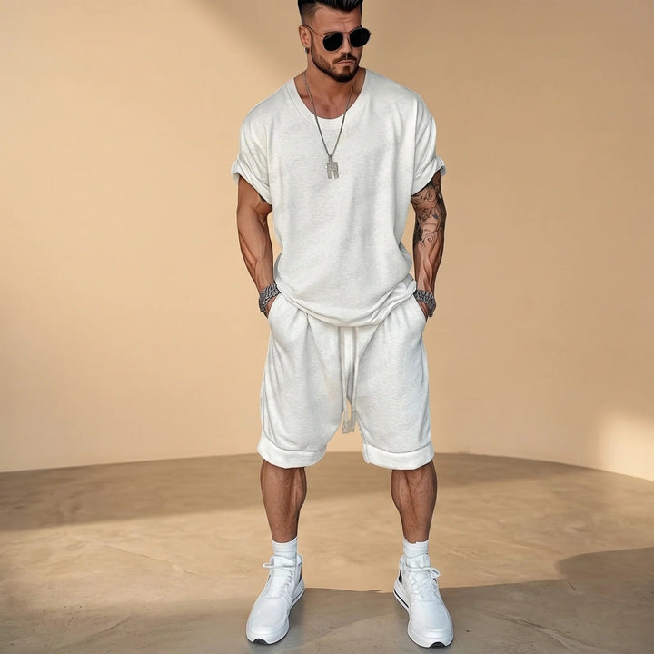 Conjunto masculino de verão casual com camisa relaxada e shorts para conforto e estilo descontraído em viagens.