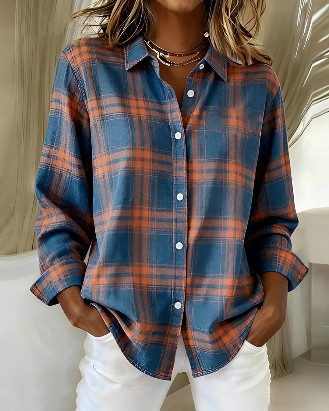 Camisa feminina de outono, xadrez com manga longa. Blusa casual confortável e elegante para o estilo feminino.