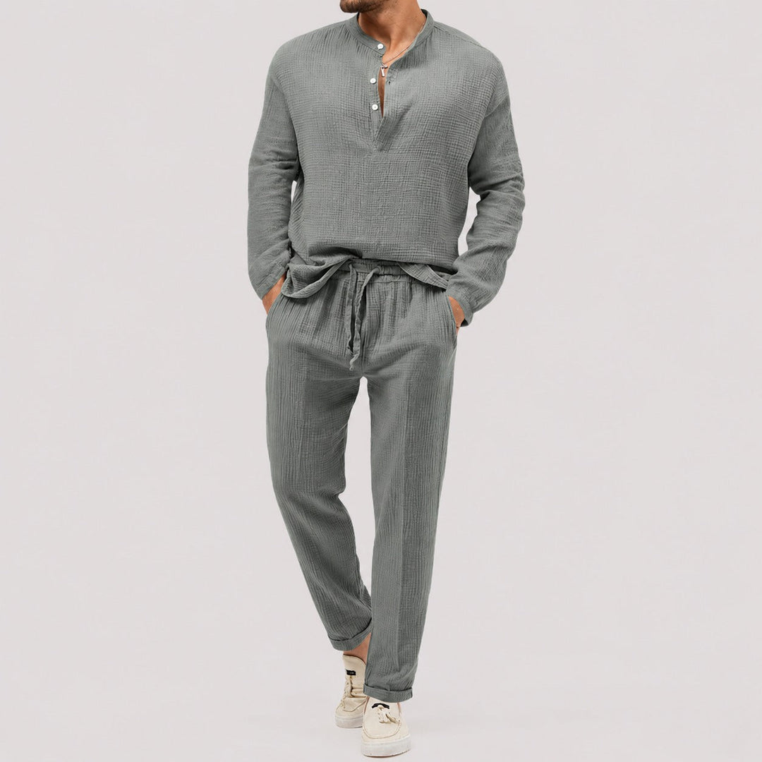 Roupa masculina confortável de duas peças, perfeita para relaxar e uso diário, estilo casual e moderno.
