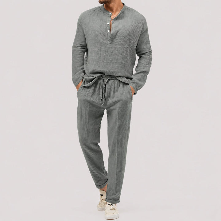 Roupa masculina confortável de duas peças, perfeita para relaxar e uso diário, estilo casual e moderno.