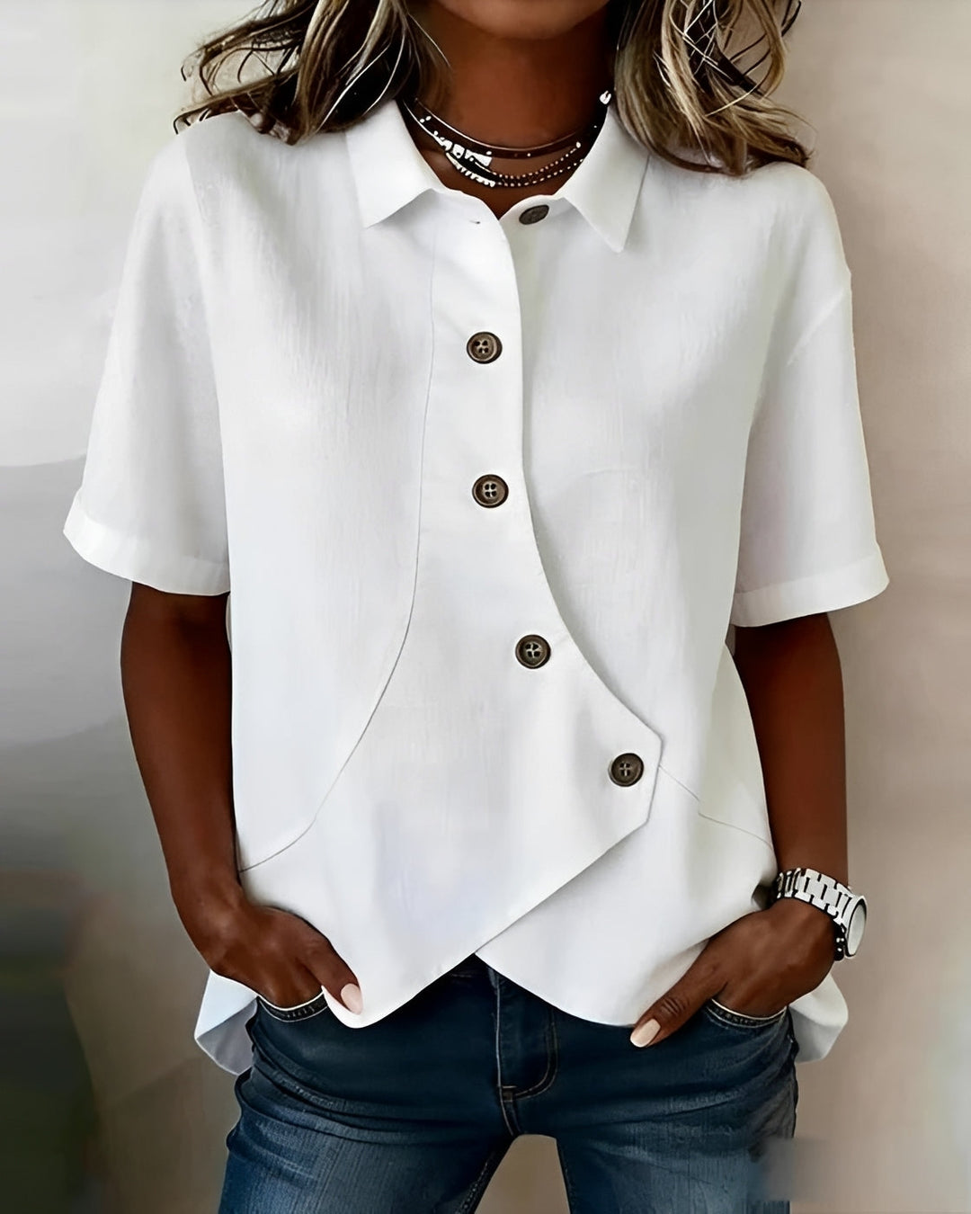 Blusa feminina assimétrica com botões, estilo moderno e elegante para o dia a dia.