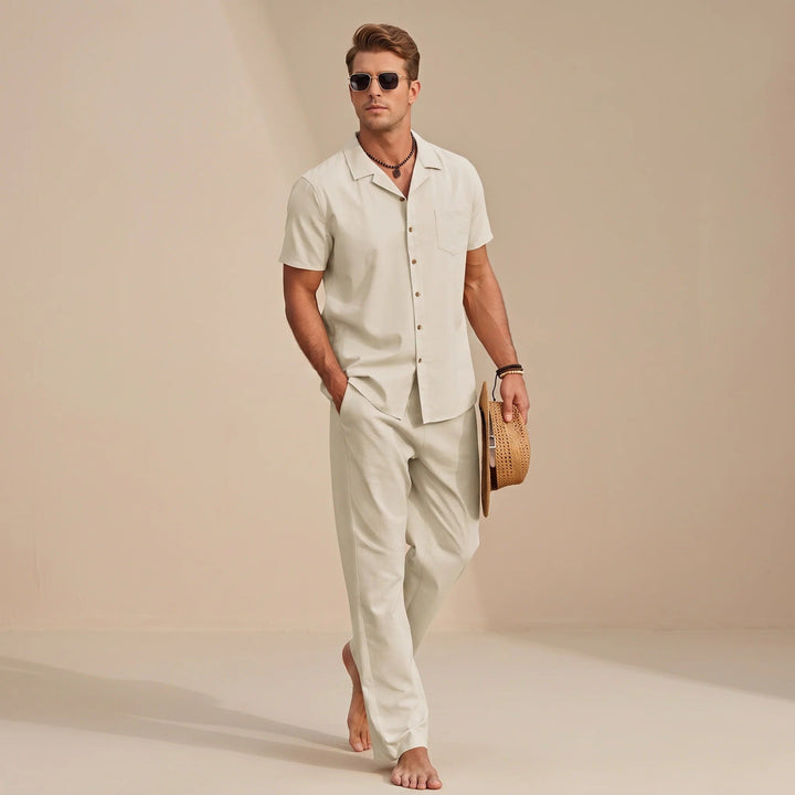Outfit masculino casual e confortável para o verão, conjunto relaxado de camisa e calça.