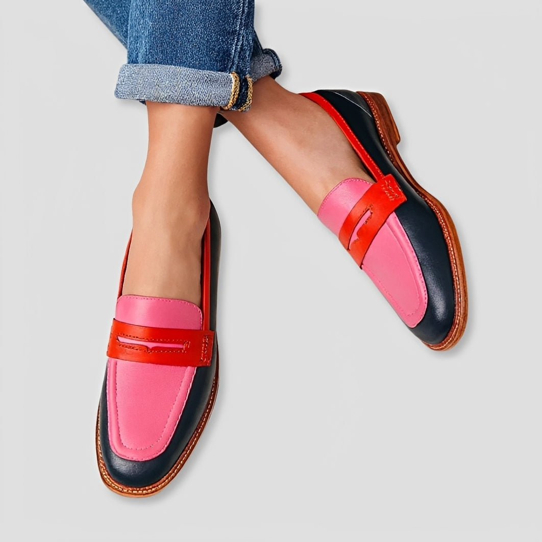 Mocassim feminino rosa, calçado estiloso e confortável. Versátil para looks casuais e de verão.