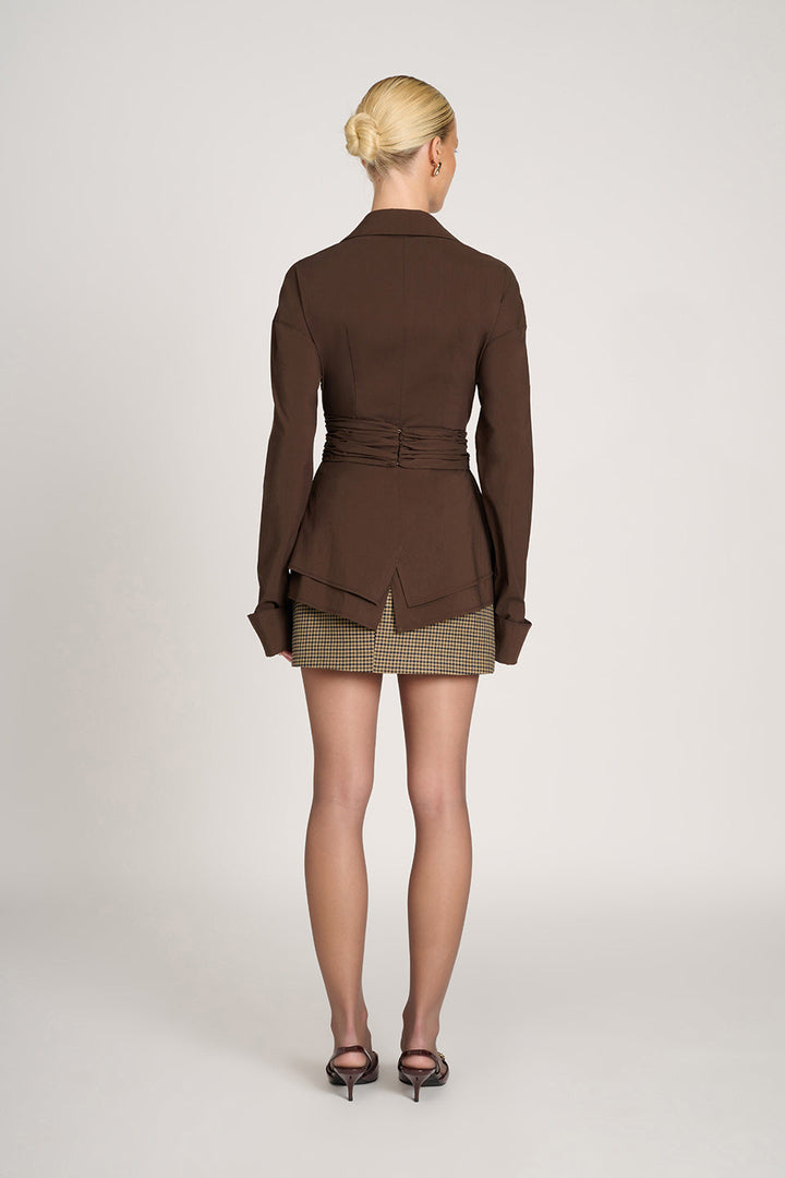 Camisa Envelope Marrom feminina, versátil e elegante para diversas ocasiões. Ajuste perfeito.
