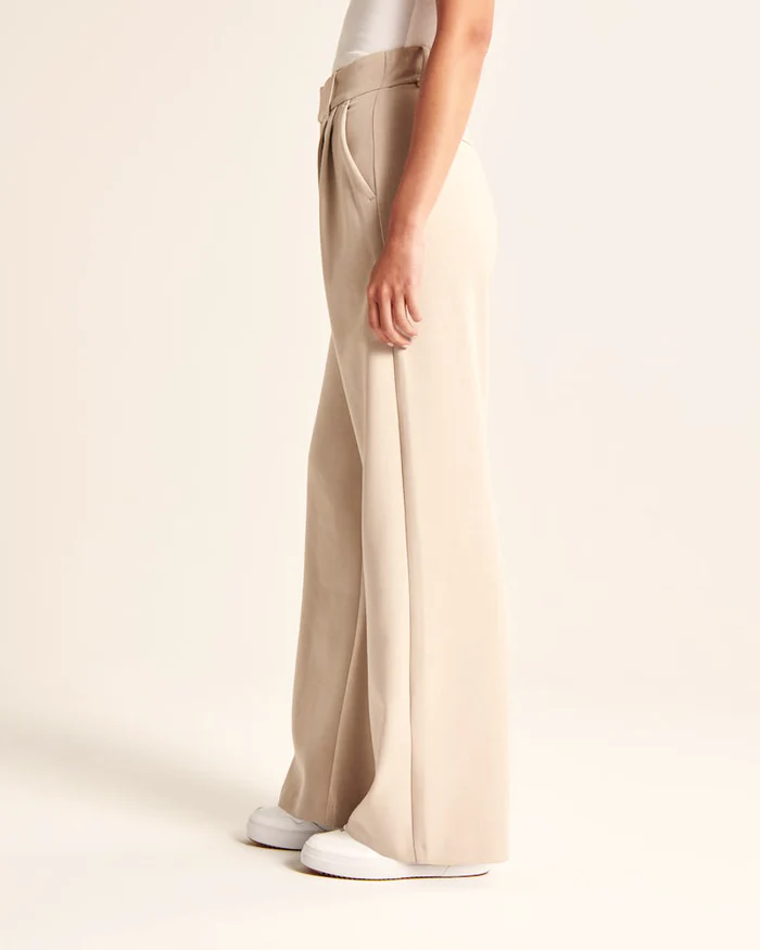 Calça feminina bege perna larga, tecido alfaiataria. Conforto e elegância para seu estilo.