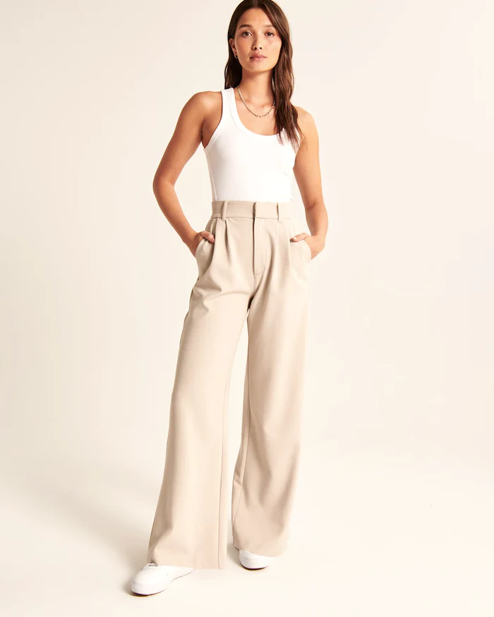 Calças femininas bege elegantes, perna larga e corte alfaiataria sob medida. Essencial para o guarda-roupa.