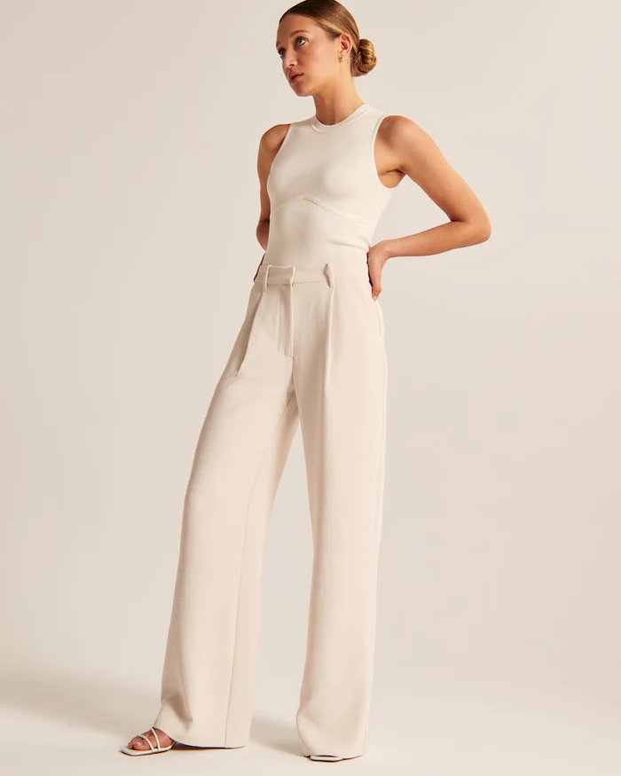Look completo com calça feminina bege perna larga, estilo alfaiataria para um visual sofisticado.