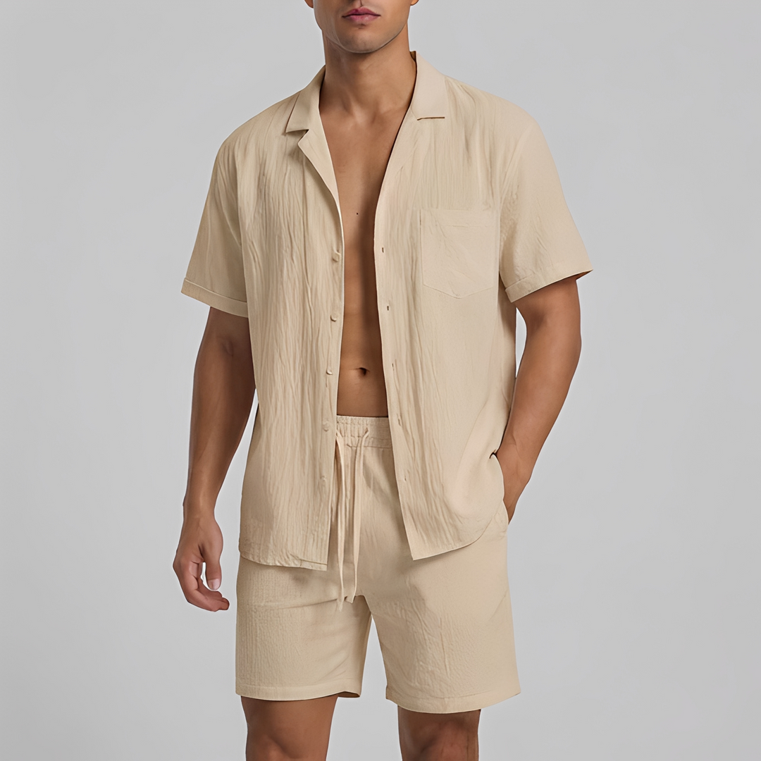 Conjunto masculino de verão duas peças: camisa descontraída e calções confortáveis para look casual.