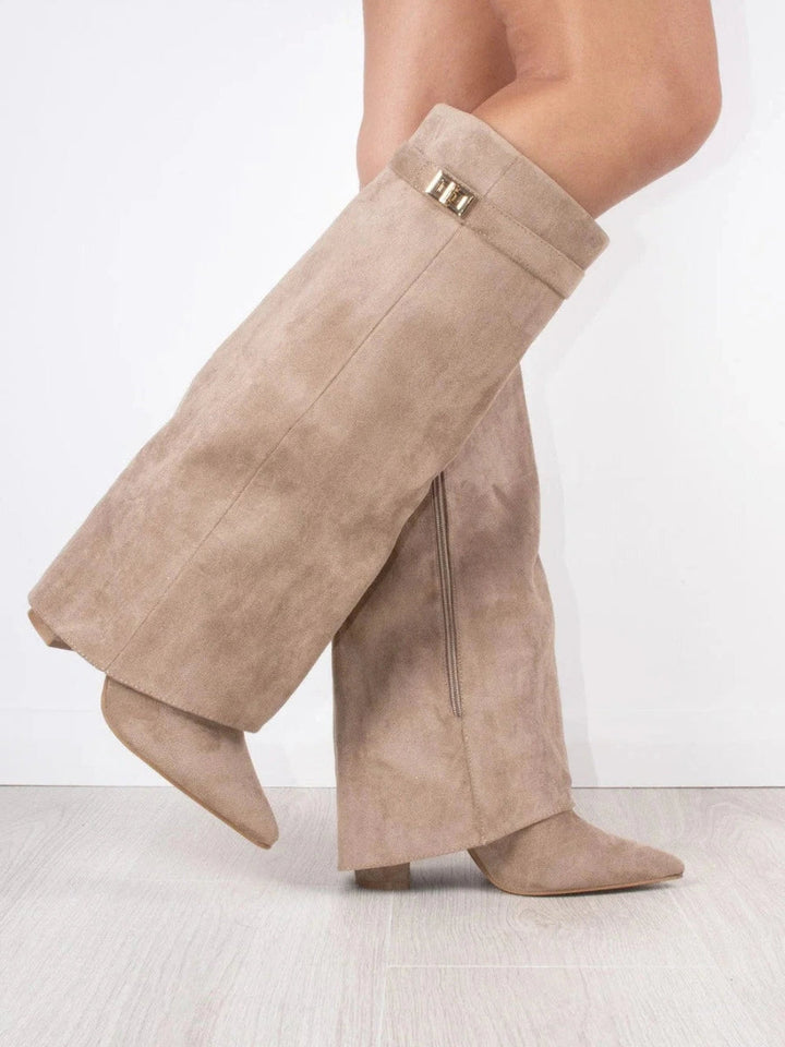 Bota camurça preta joelho alto, salto alto e bico fino. Calçado feminino elegante e moderno.
