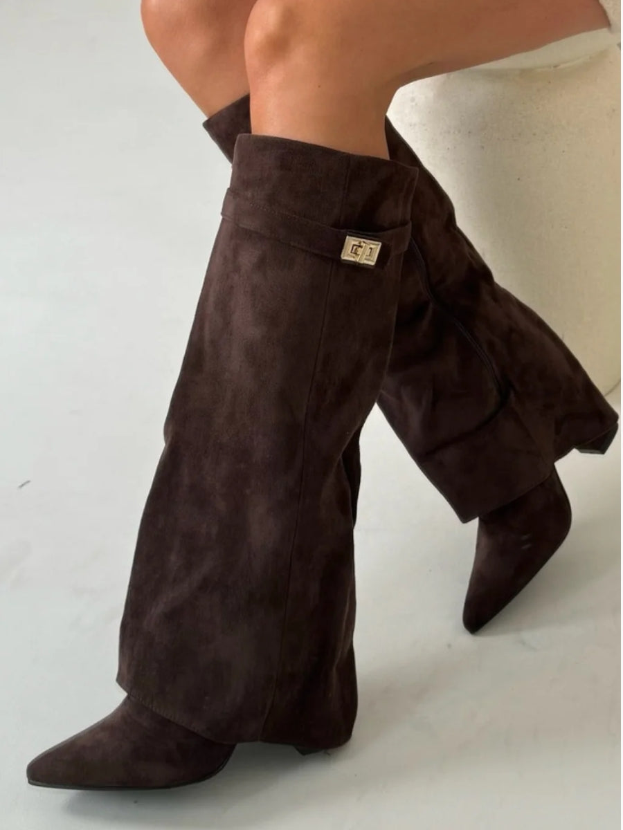 Botas femininas joelho alto em camurça bege, com bico fino e salto. Estilo e conforto para o inverno.