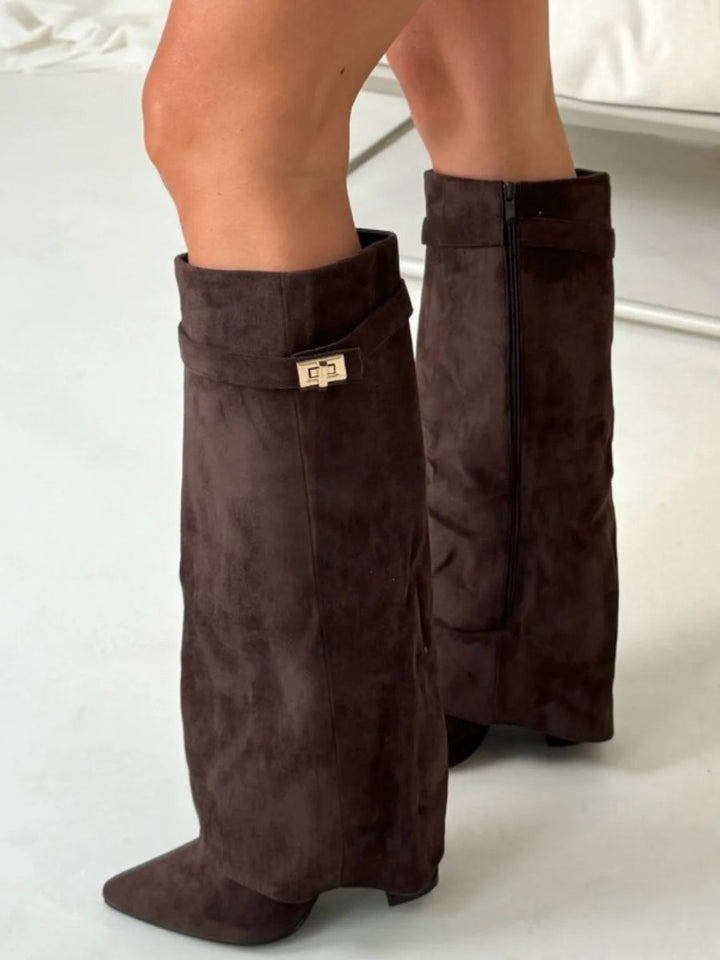 Botas femininas elegantes de camurça bege, joelho alto, bico fino, salto alto. Para um estilo sofisticado.