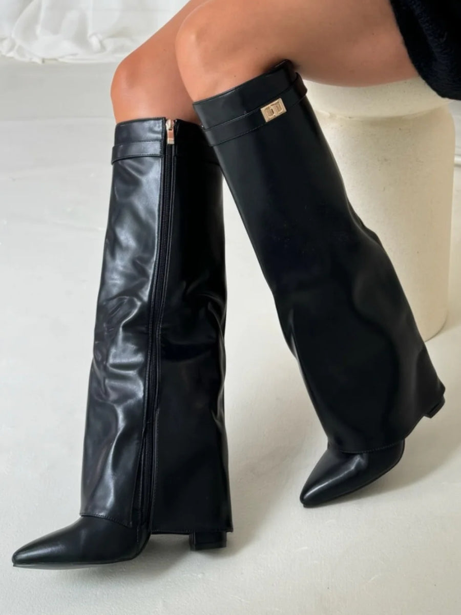 Bota de camurça marrom, joelho alto, bico fino e salto alto. Calçado feminino moderno e confortável.