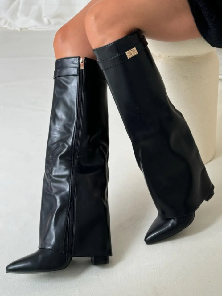 Bota de camurça marrom, joelho alto, bico fino e salto alto. Calçado feminino moderno e confortável.