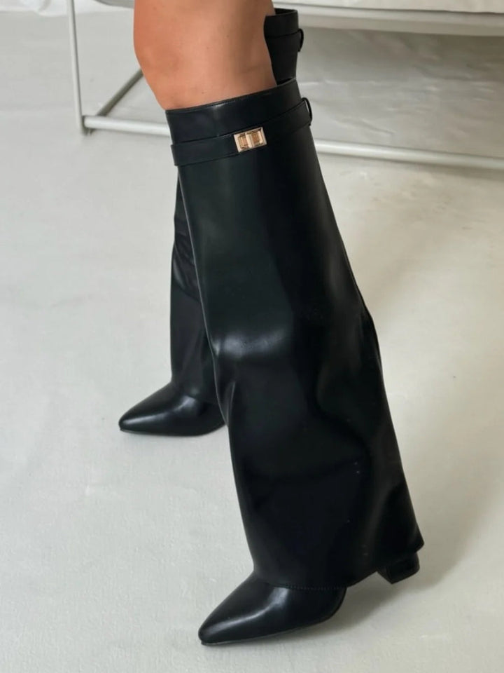 Botas joelho alto femininas, preta, camurça, bico fino e salto alto. Conforto e elegância garantidos.