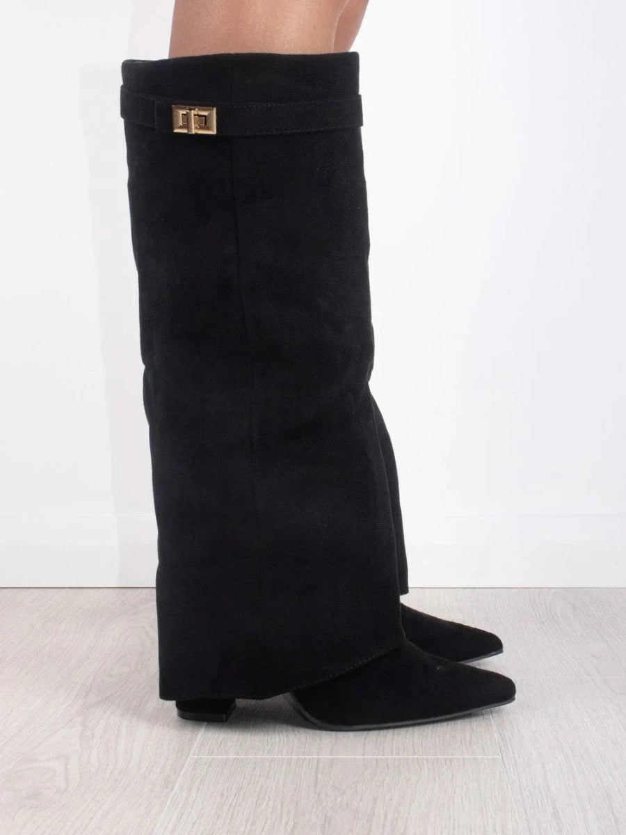 Botas femininas bege camurça, joelho alto, bico fino. Salto alto, ideal para moda inverno.
