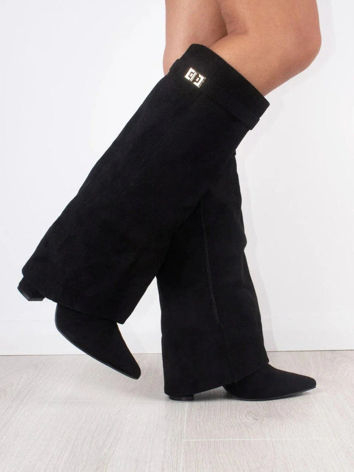 Botas de camurça marrom, joelho alto, bico fino e salto alto. Versatilidade e elegância.