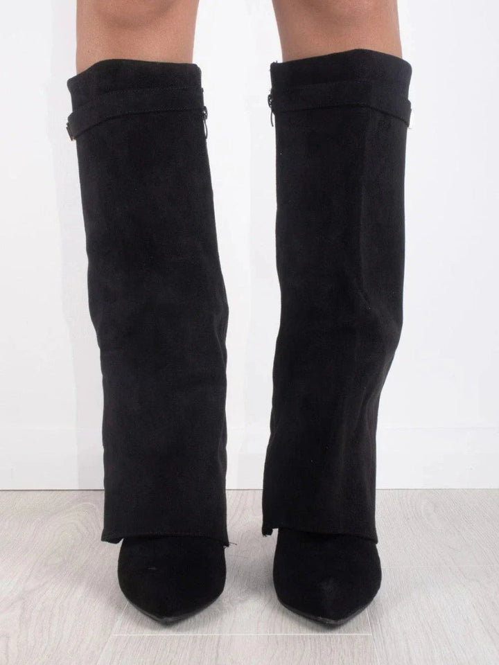 Calçados femininos elegantes: botas joelho alto camurça preta, bico fino e salto alto.